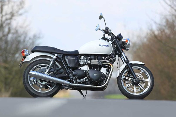 TRIUMPH BONNEVILLE 900 (2000-2016) Review, Specs & Prices | MCN