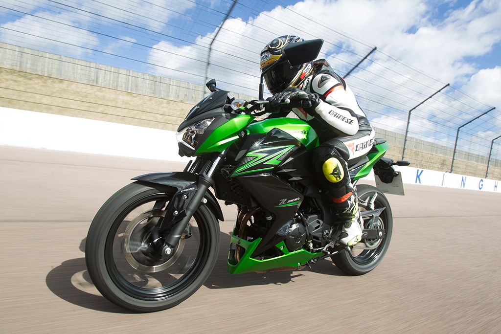 KAWASAKI Z300 (2015-on) Review | Speed, Specs & Prices MCN