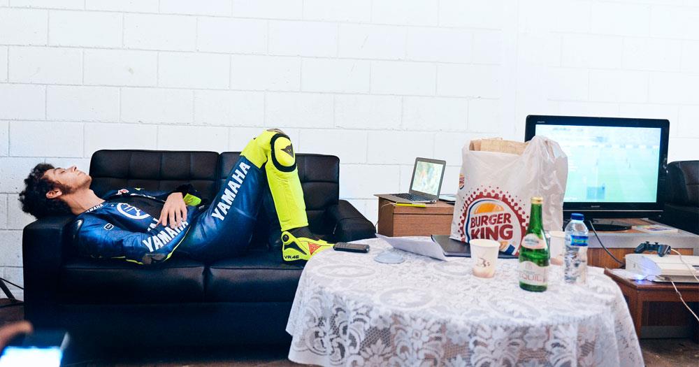 Valentino Rossi berbaring