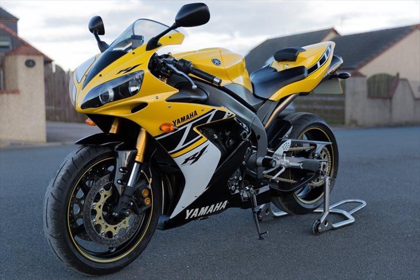 Yamaha YZF-r1 желтый