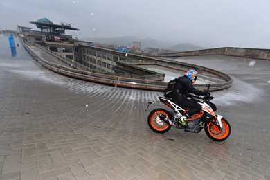 2017 sub-500cc bike of the year: KTM 390 Duke