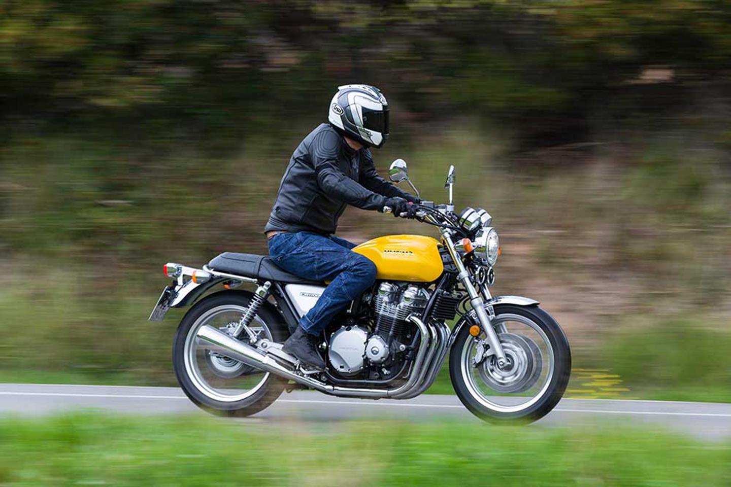 Honda cb1100 на дороге