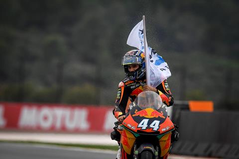 Moto2: Oliveira keeps his cool for final middleweight win