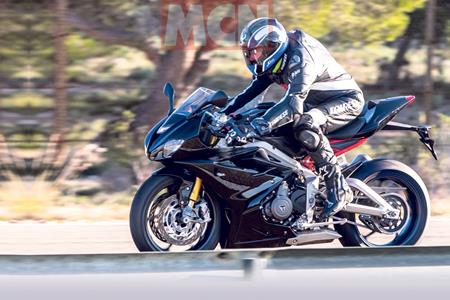 Triumph-Daytona-765-004.jpg