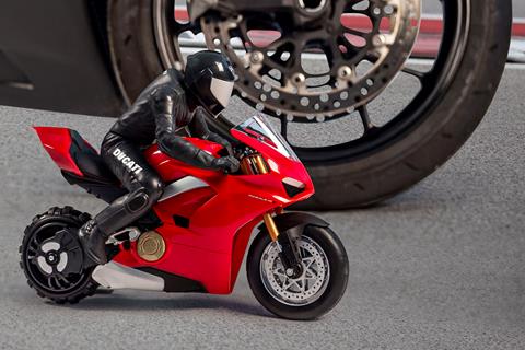 Video: new self-balancing Ducati V4 S model pulls wheelies