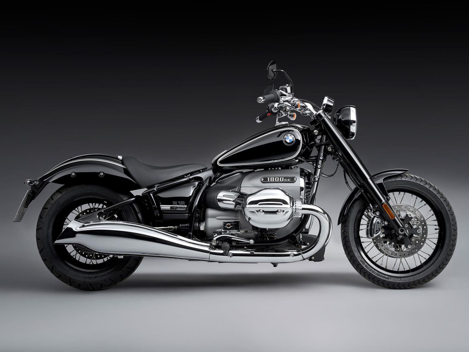 Hey big boxer! BMW R18 makes pricey production debut MCN
