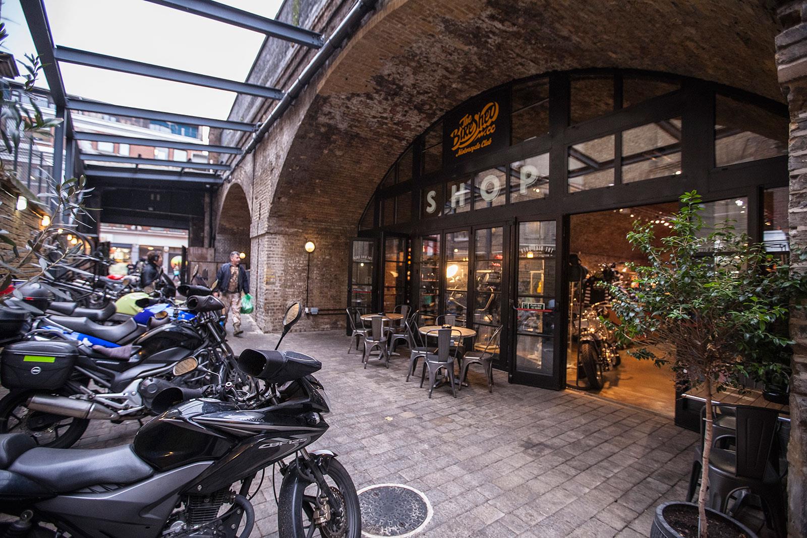 The Bike Shed : Paris senflamme pour la moto vintage et ()