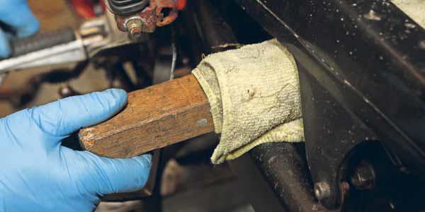 Wrap a piece of wood in cloth and place in the back wheel Wrap a piece of wood in cloth and place in the back wheel