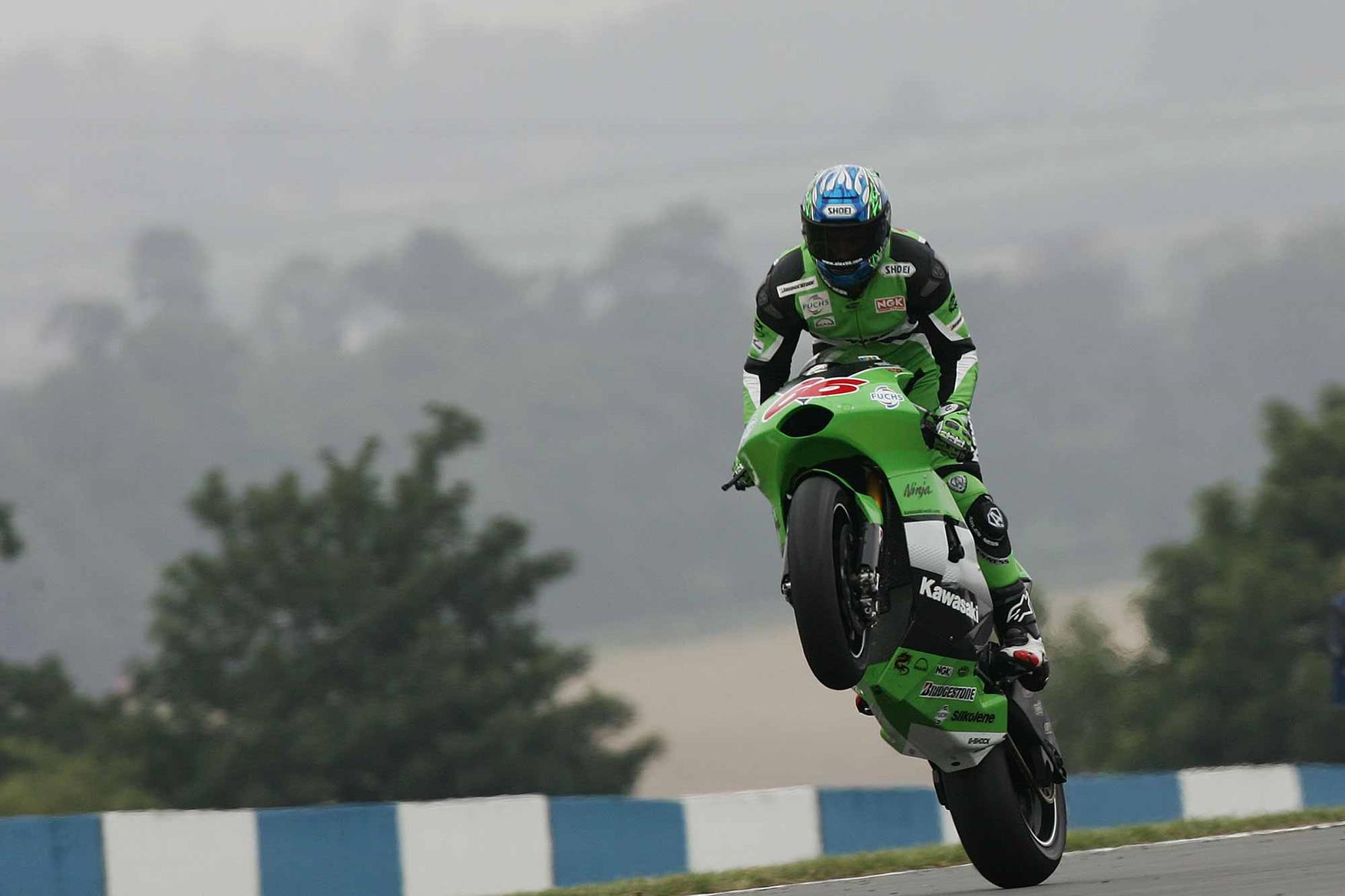 Hofmann pulls a stand-up wheelie Hofmann pulls a stand-up wheelie