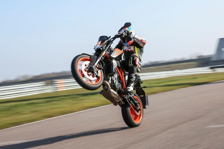 KTM 690 Duke R wheelie