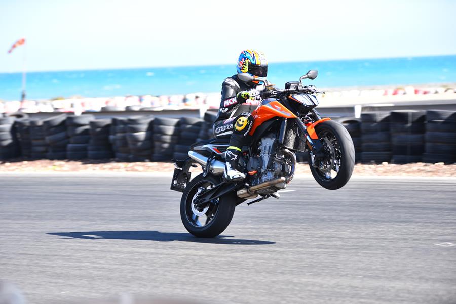 KTM 790 Duke wheelie