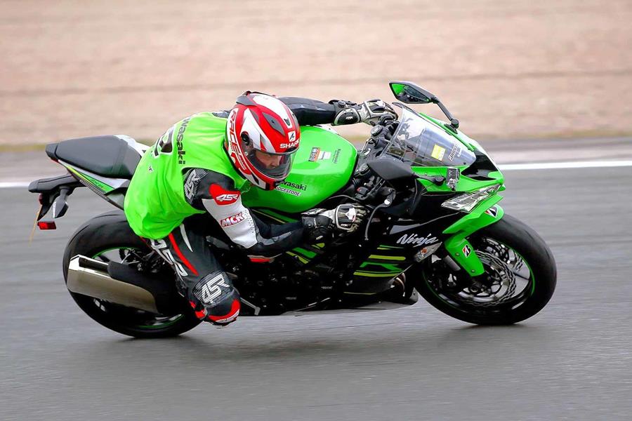 2019 Kawasaki ZX-6R cornering with MCN rider on top