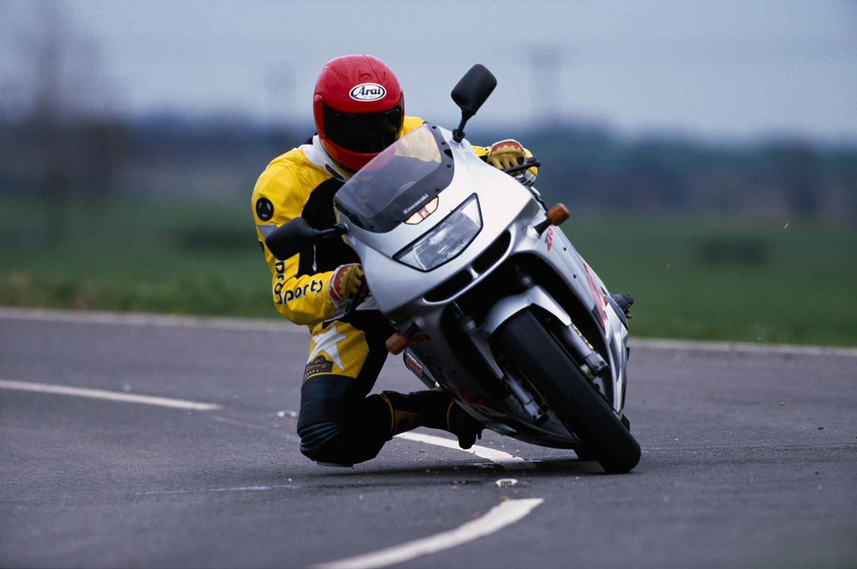 An early Kawasaki ZX-6R in action An early Kawasaki ZX-6R in action