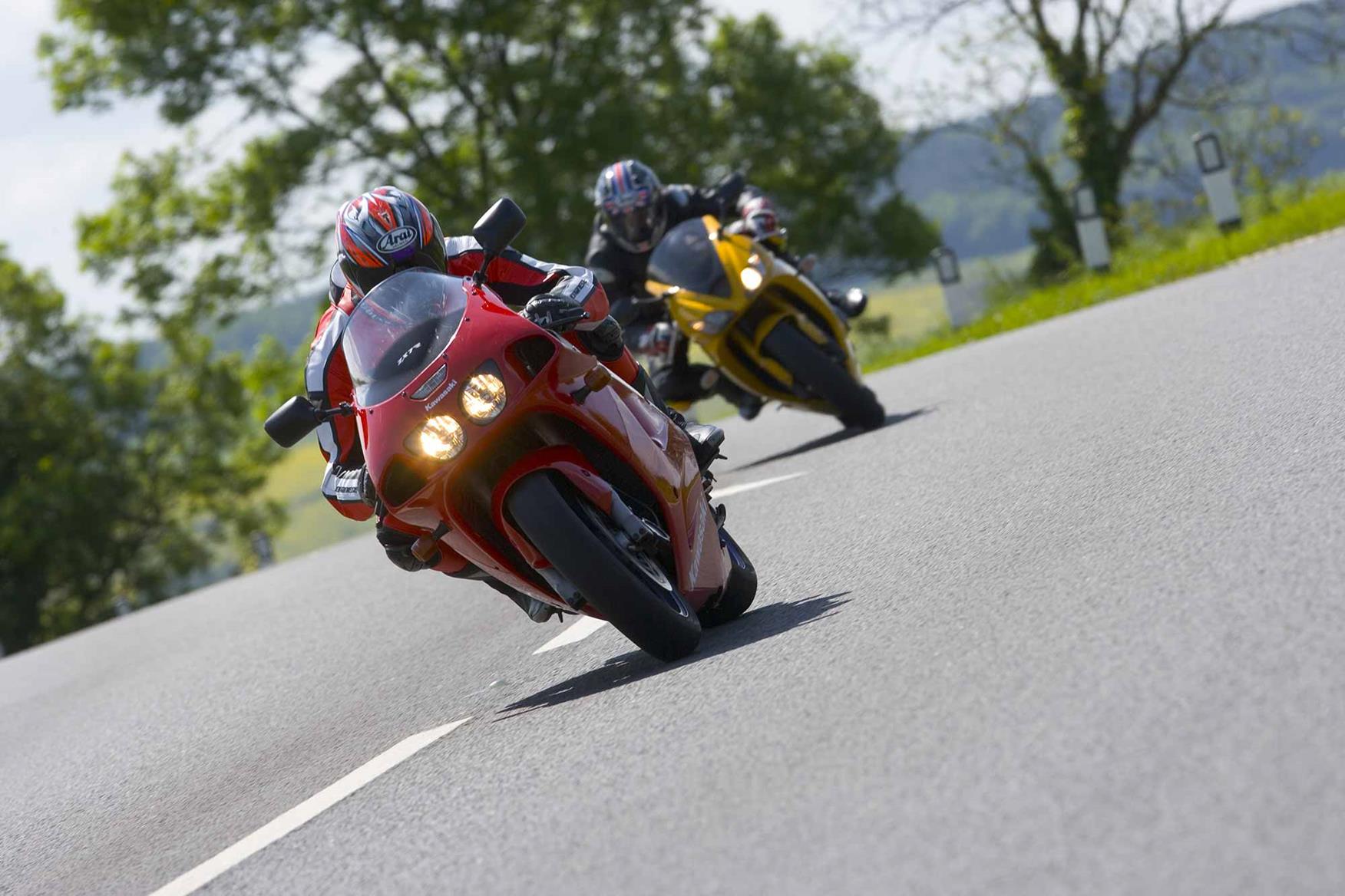 Kawasaki ZX-7R pursued by a Triumph Daytona 675 Kawasaki ZX-7R pursued by a Triumph Daytona 675