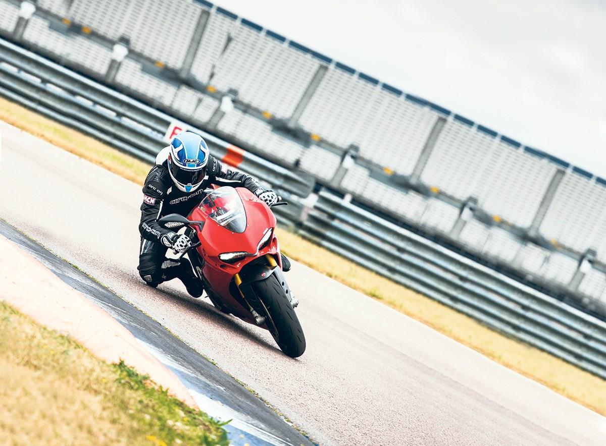 Tim Thompson in action on the Ducati 1299 Panigale S Tim Thompson in action on the Ducati 1299 Panigale S