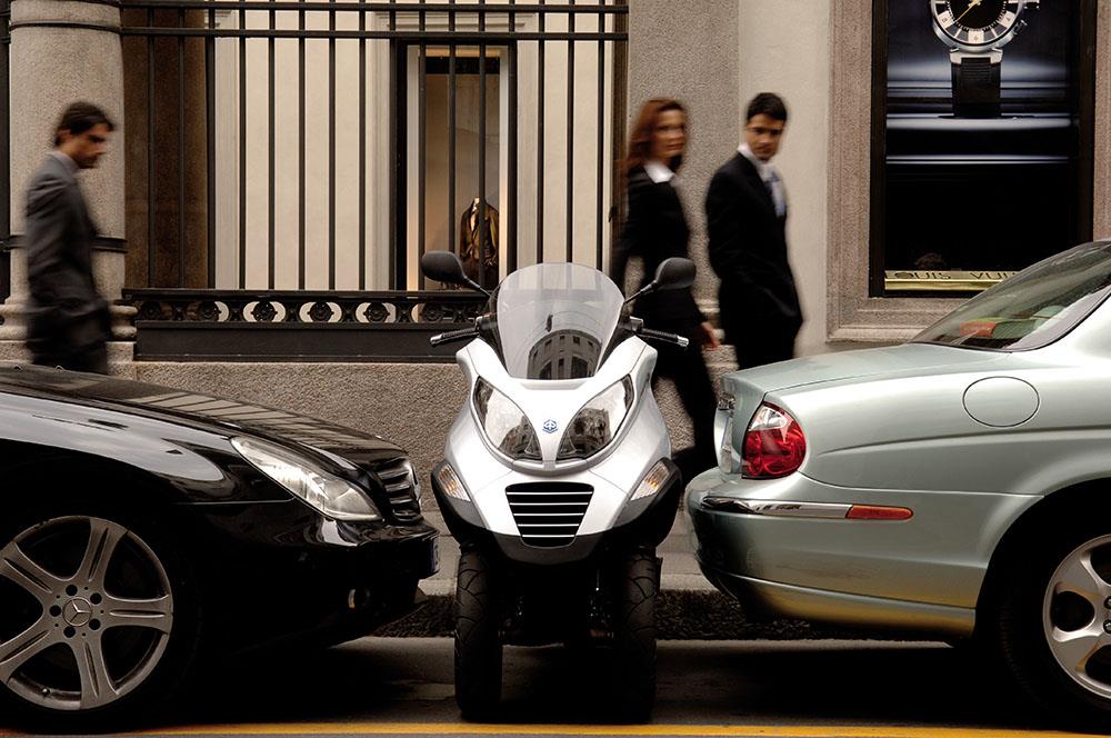 Piaggio MP3 finds a parking spot Piaggio MP3 finds a parking spot