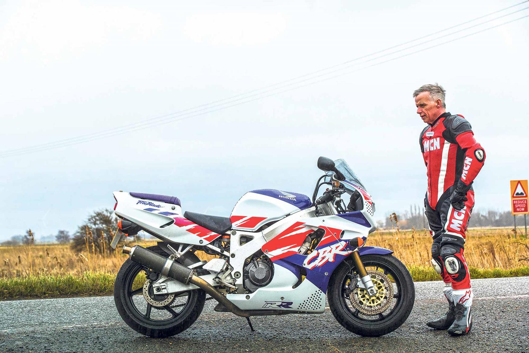 Admiring the Honda CBR900RR FireBlade Admiring the Honda CBR900RR FireBlade