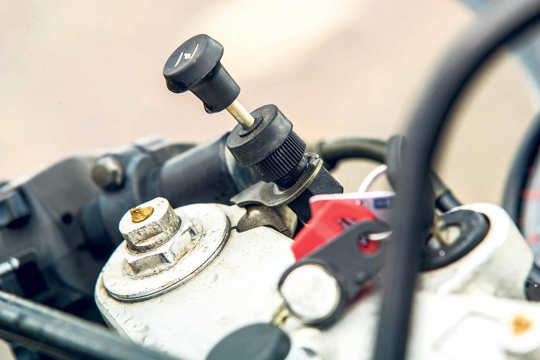The Honda has a choke knob The Honda has a choke knob