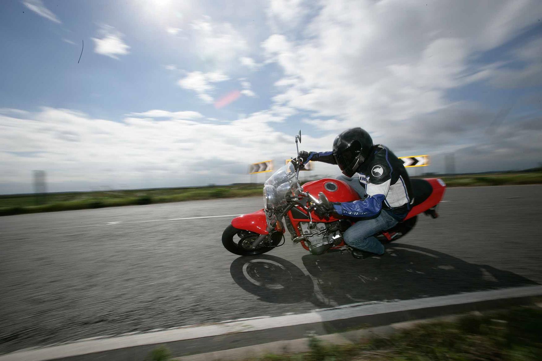 Cornering on the Suzuki Bandit Cornering on the Suzuki Bandit