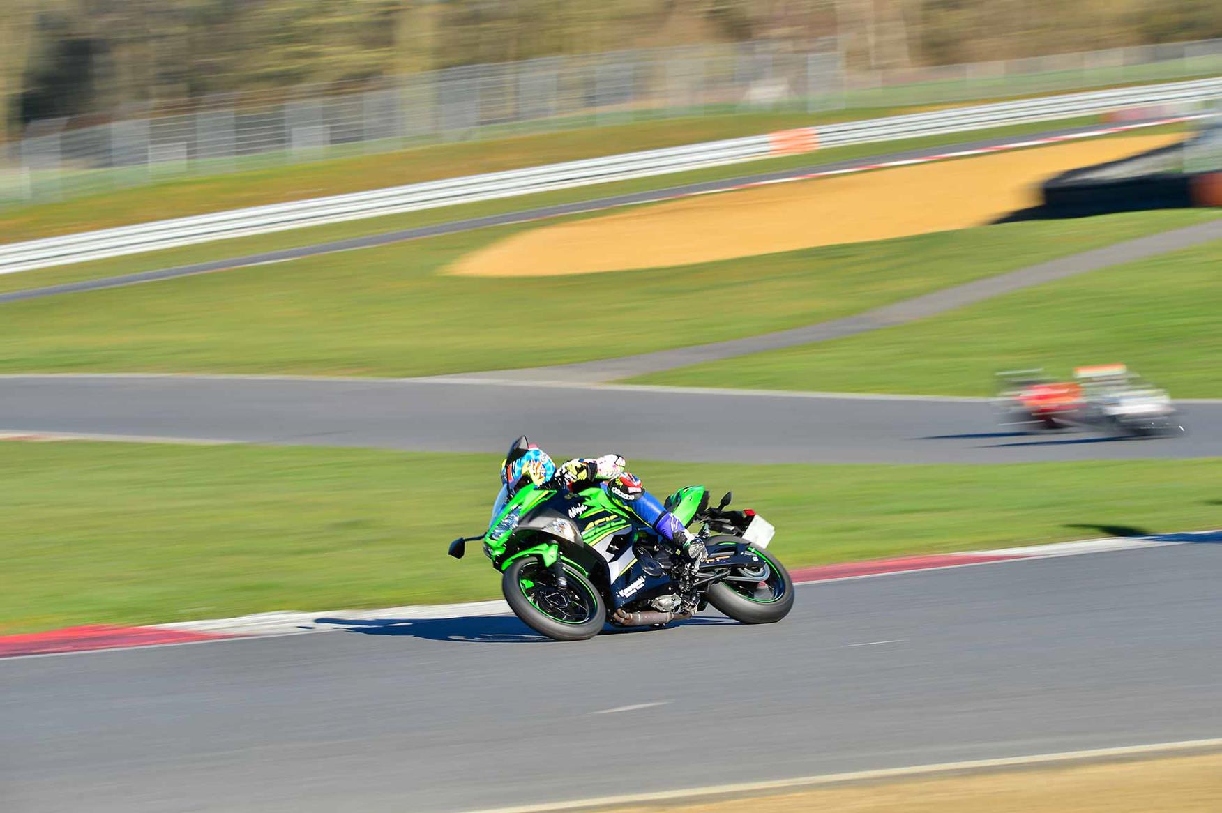 Riding Clearways on the Kawasaki Ninja 400 Riding Clearways on the Kawasaki Ninja 400
