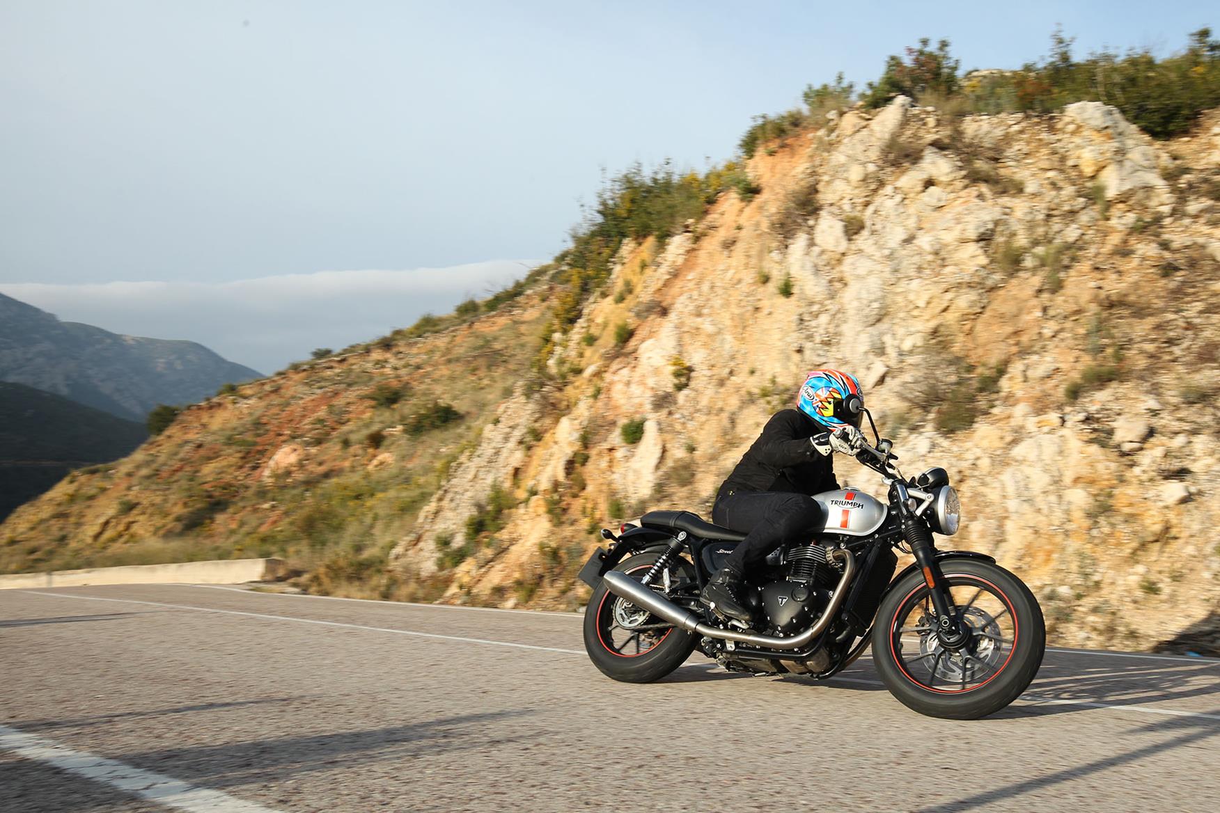 2016 Triumph Street Twin turning left 2016 Triumph Street Twin turning left