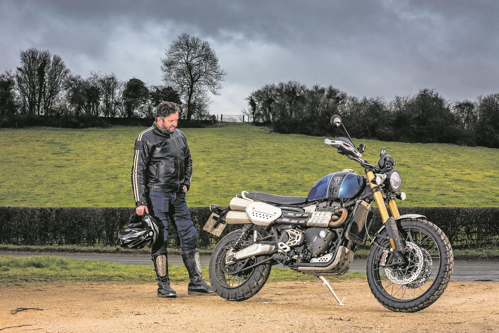Simon admires the Triumph Scrambler 1200 XE Simon admires the Triumph Scrambler 1200 XE