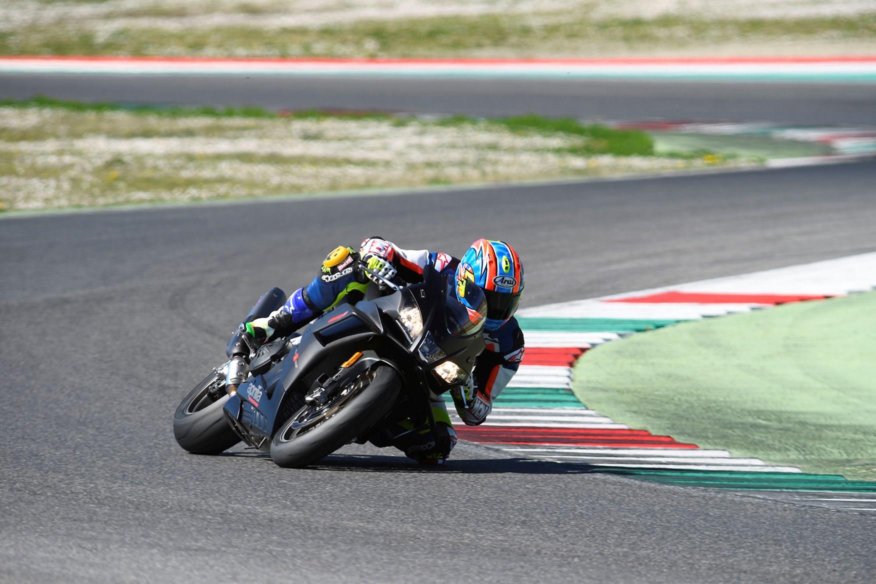 Cornering on the Aprilia RSV4 1100 Factory Cornering on the Aprilia RSV4 1100 Factory