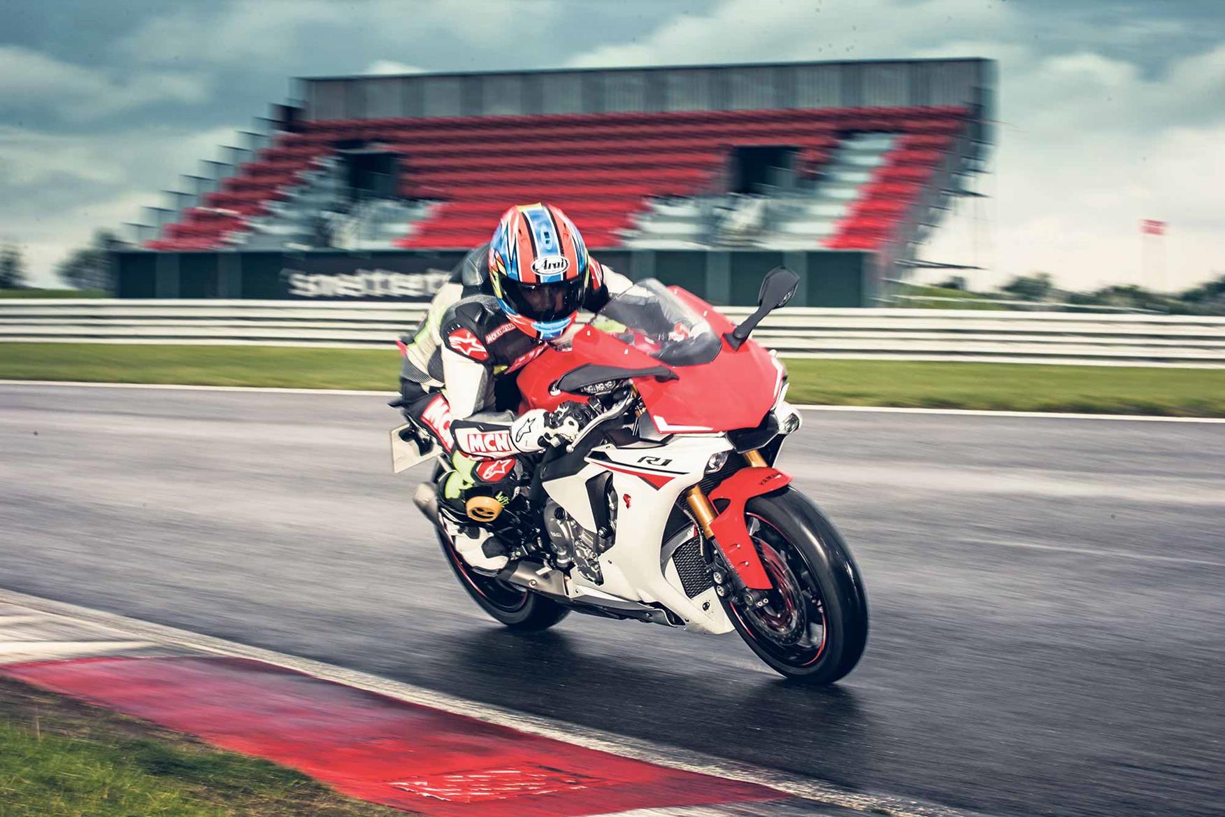2015 Yamaha R1 on track 2015 Yamaha R1 on track