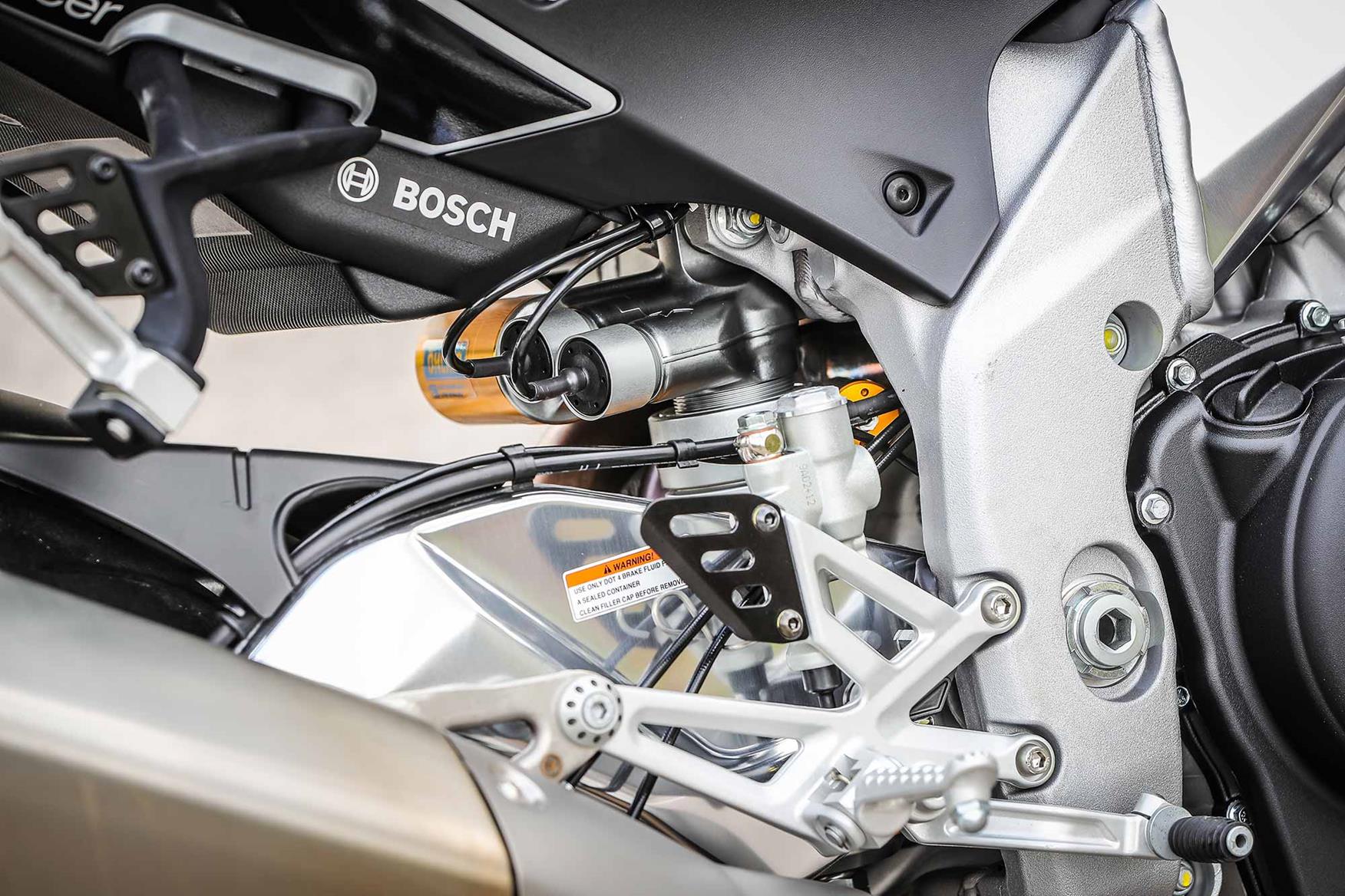 Electronically controlled suspension on the Aprilia Tuono V4 1100 Factory Electronically controlled suspension on the Aprilia Tuono V4 1100 Factory