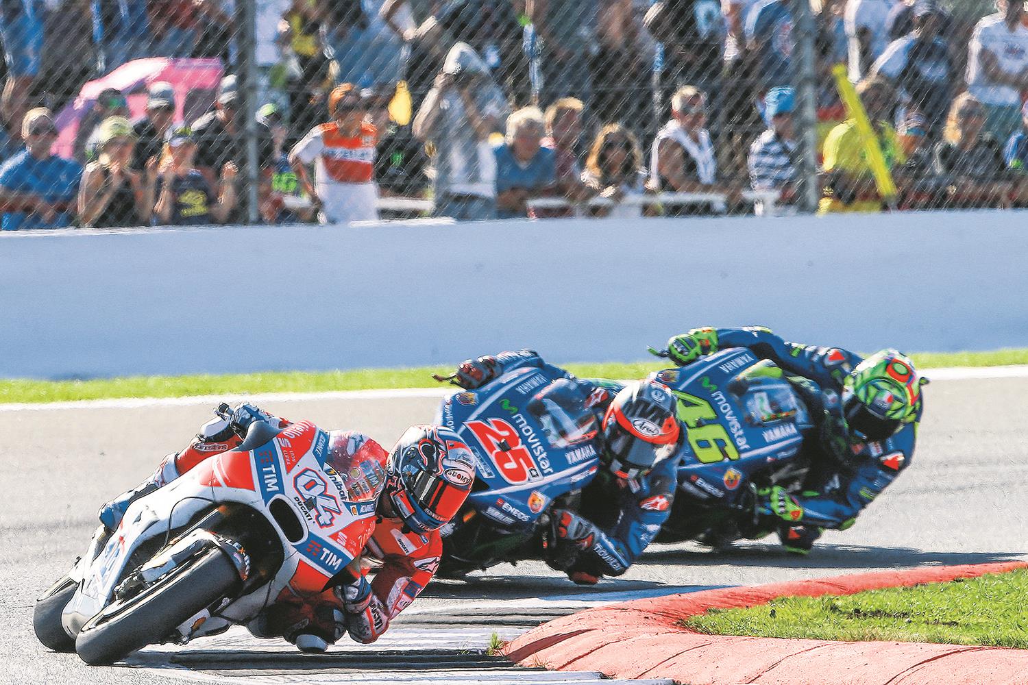 Dovizioso edges 2017 Silverstone MotoGP battle Dovizioso edges 2017 Silverstone MotoGP battle