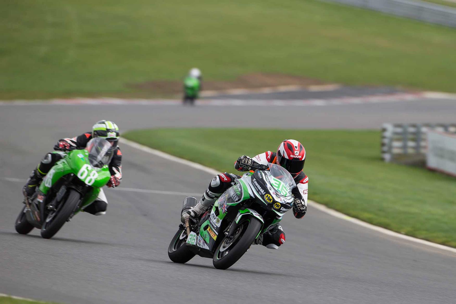 Cornering left on the Kawasaki Ninja 400 Cornering left on the Kawasaki Ninja 400