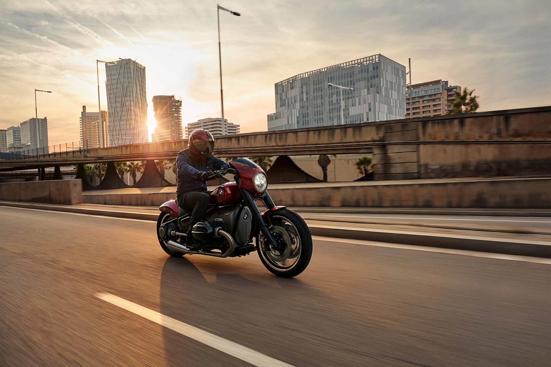 BMW R18/2 concept riding BMW R18/2 concept riding