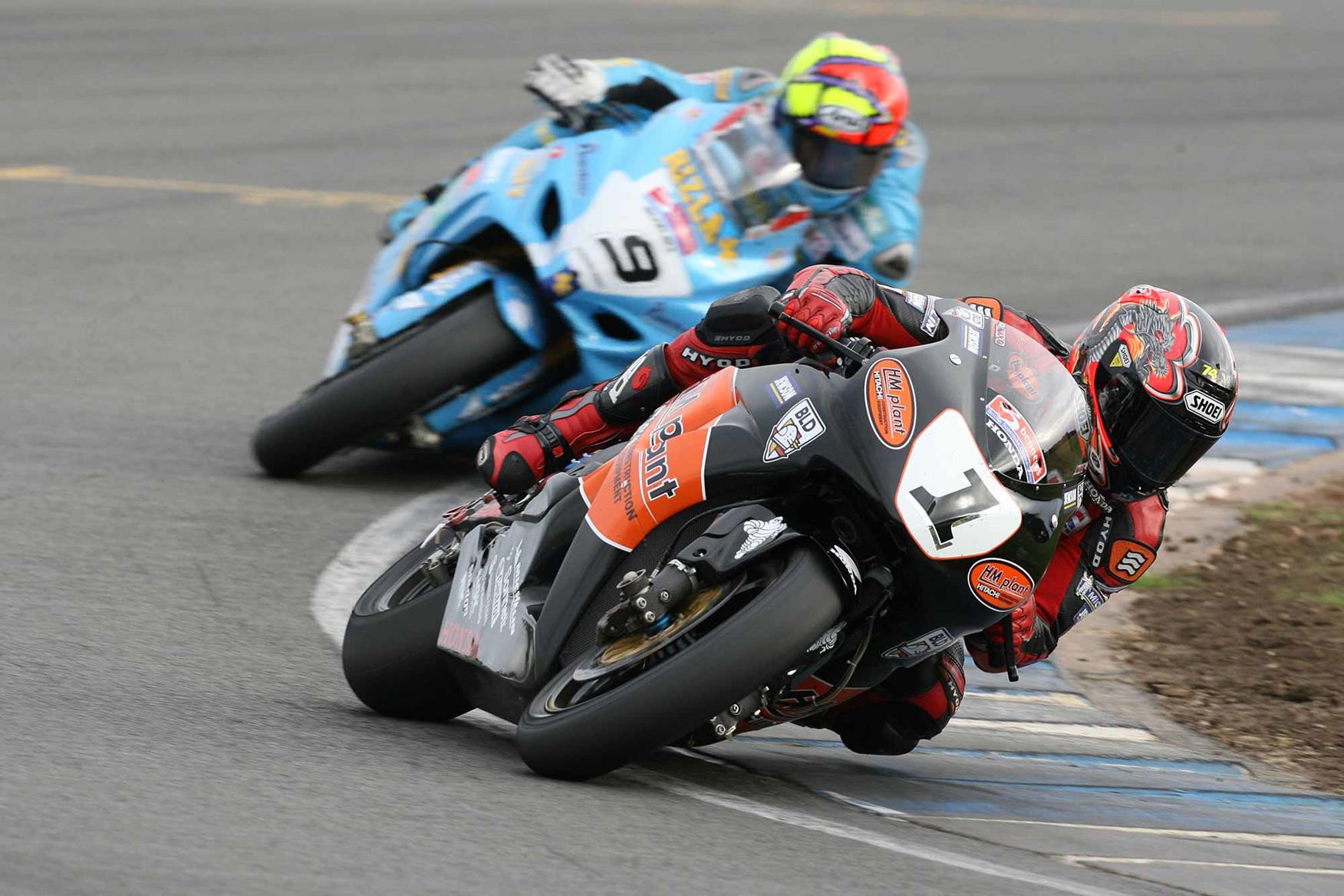 Kiyonari leads Walker at Donington in 2007 Kiyonari leads Walker at Donington in 2007