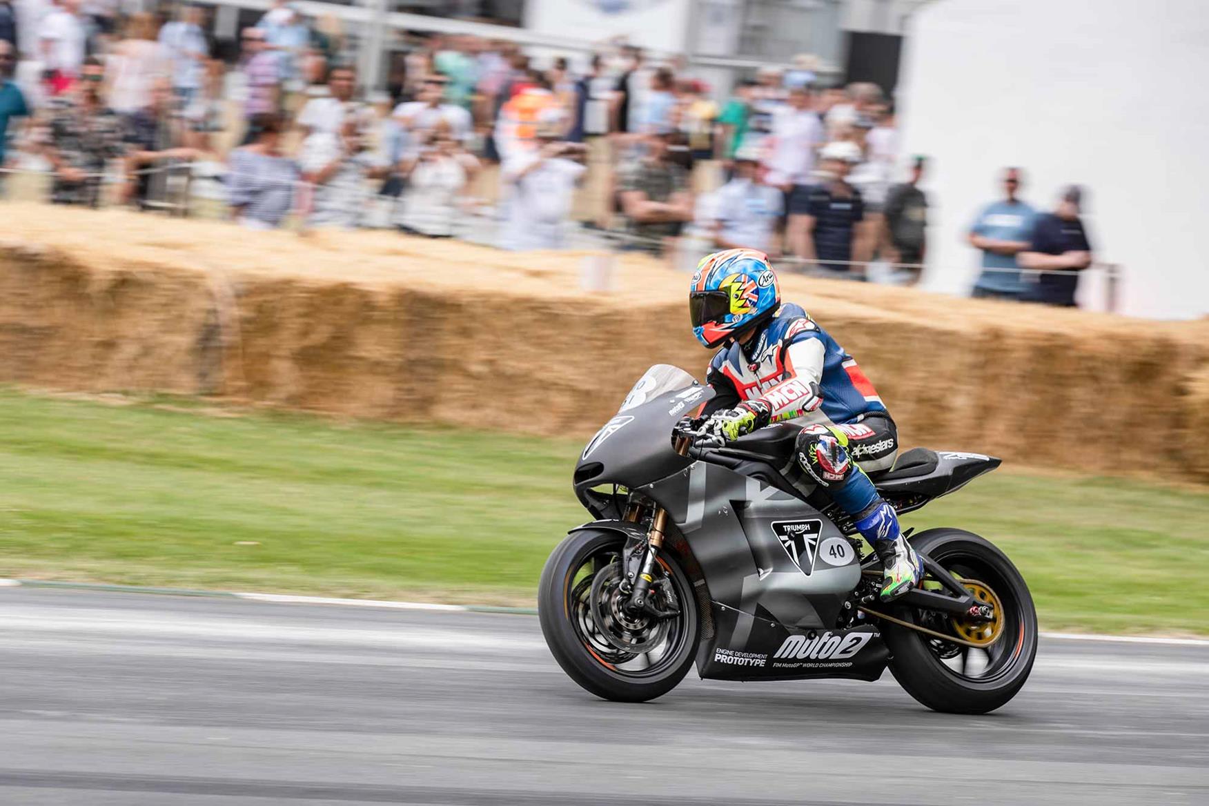 Cornering on the Triumph Moto2 prototype Cornering on the Triumph Moto2 prototype