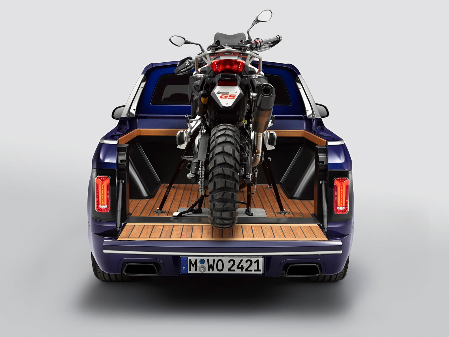 Rear view of the F 850 GS Sport on the back of the BMW X7 pickup Rear view of the F 850 GS Sport on the back of the BMW X7 pickup