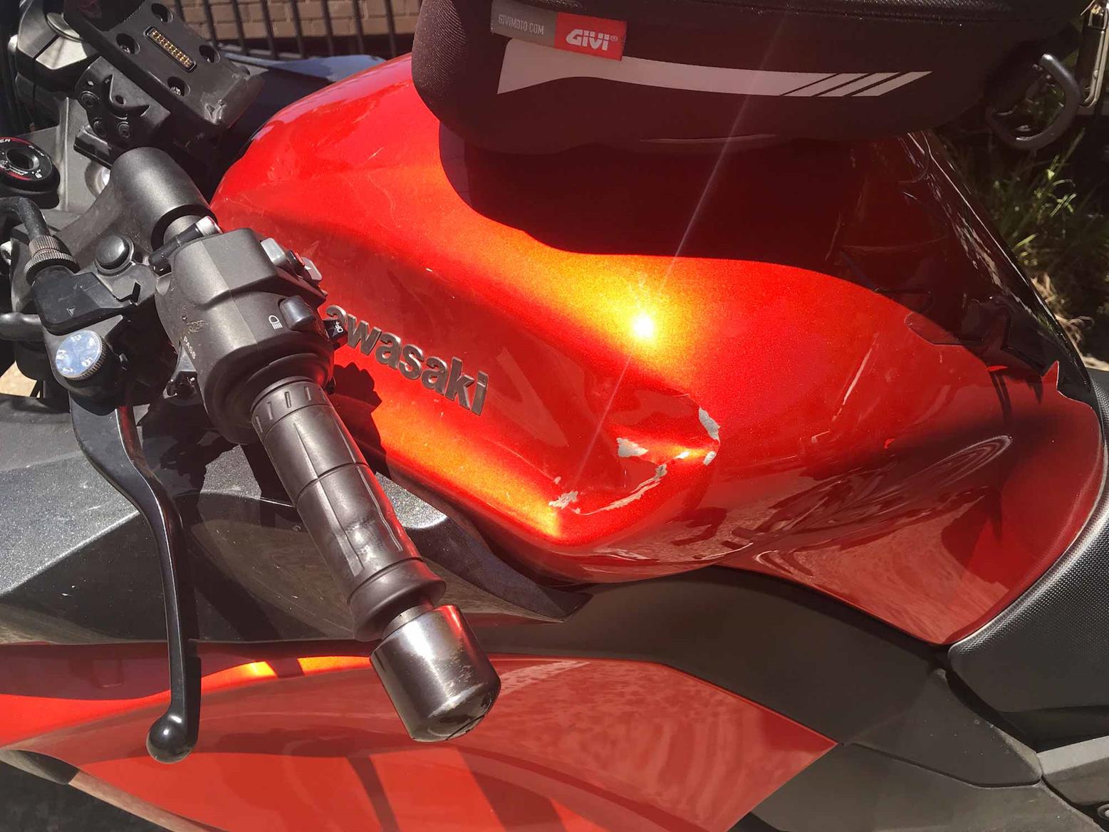 A falling BMW F800GS damages the Z1000SX A falling BMW F800GS damages the Z1000SX