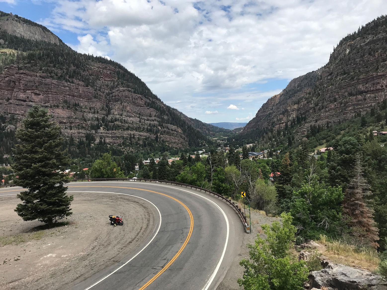 One of the many curves on the Million Dollar Highway One of the many curves on the Million Dollar Highway
