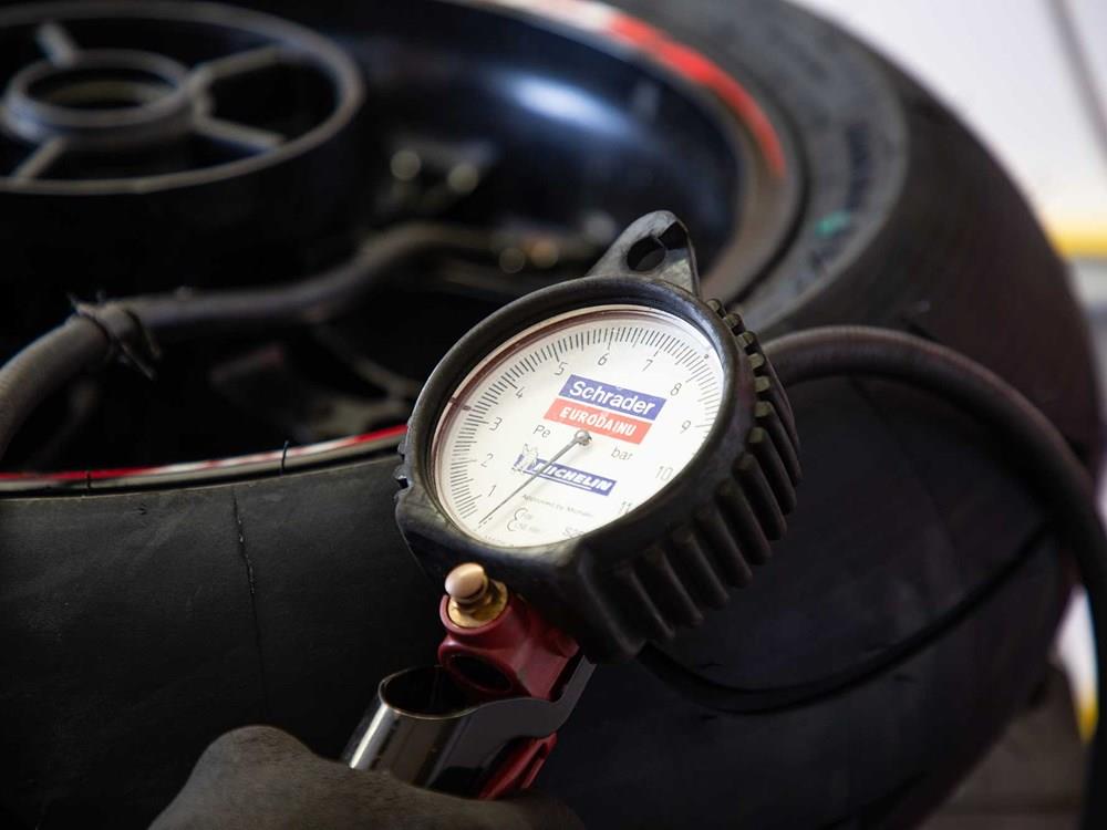 How to check motorbike tyre pressure How to check motorbike tyre pressure