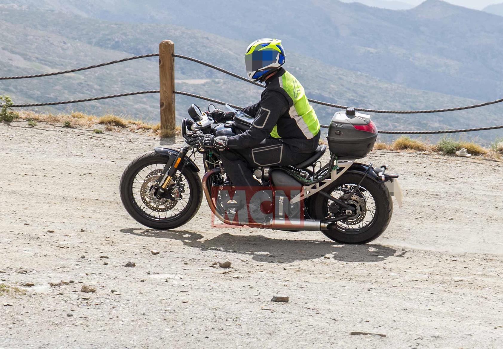 A left turn on the Triumph Bobber spied in testing A left turn on the Triumph Bobber spied in testing