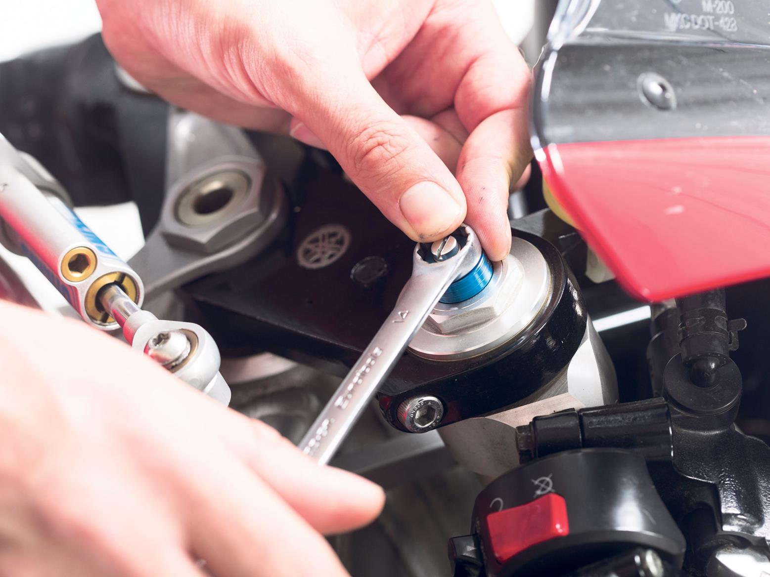 Adjusting front preload on suspension fork Adjusting front preload on suspension fork