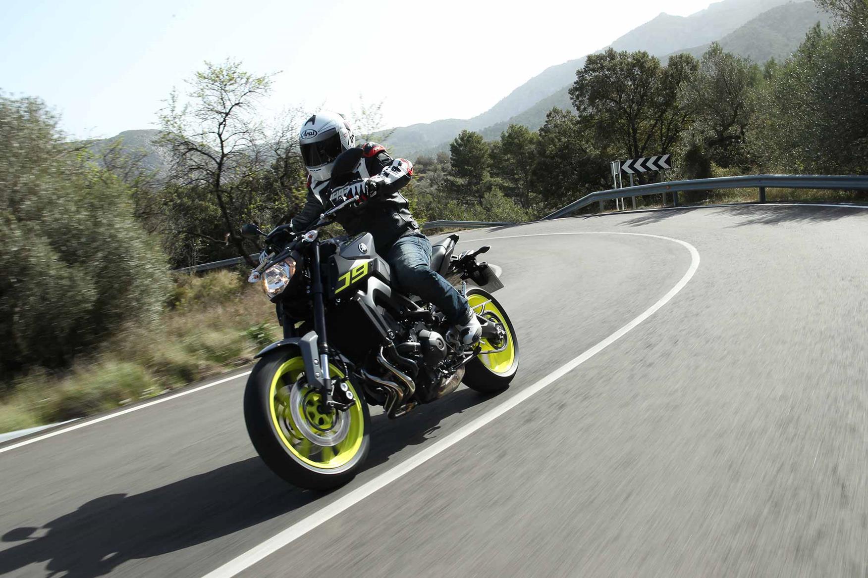 Riding on the 2016 Yamaha MT-09 Riding on the 2016 Yamaha MT-09