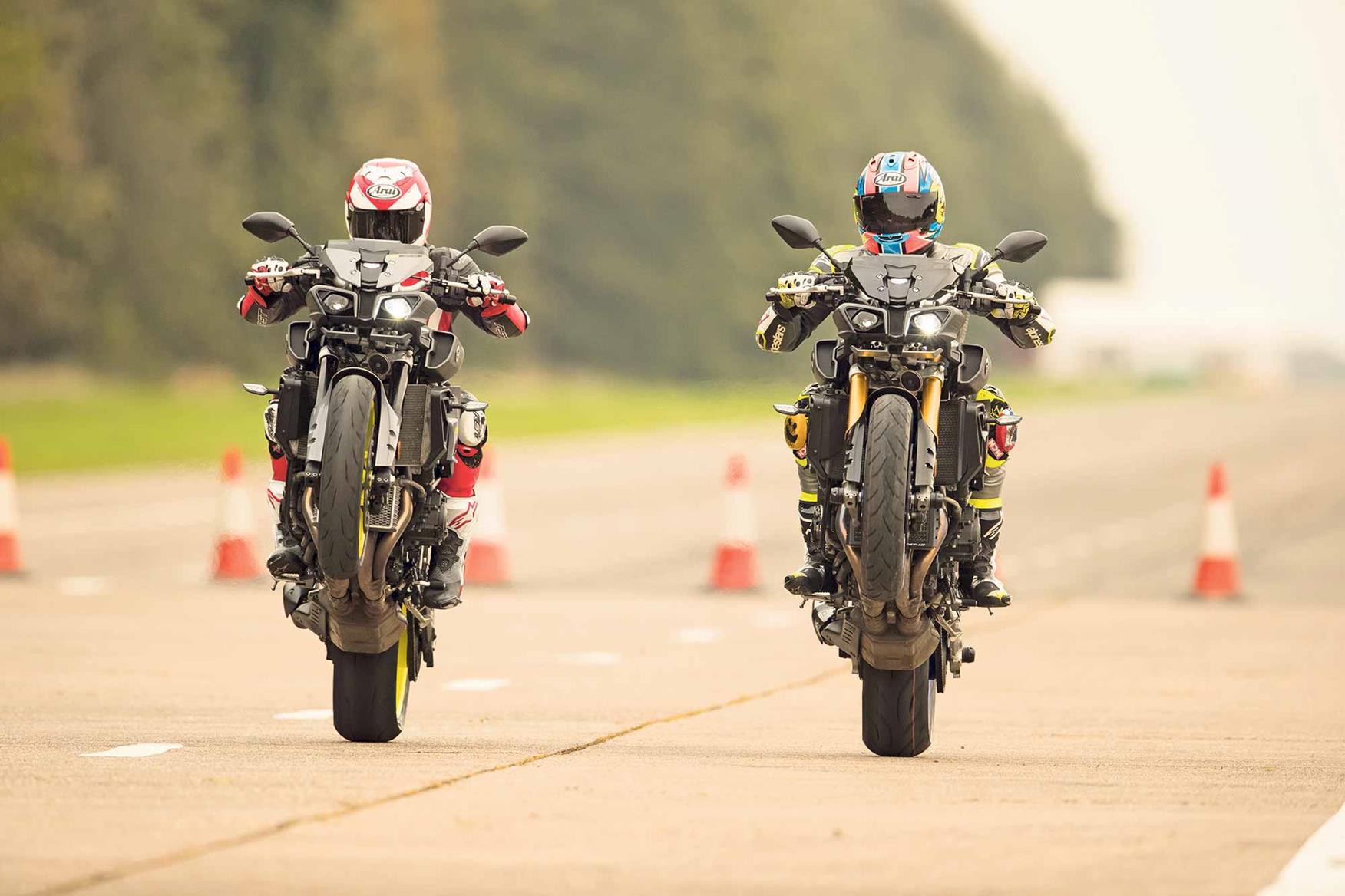 Popping a wheelie on the Yamaha MT-10 and MT 10 SP Popping a wheelie on the Yamaha MT-10 and MT 10 SP