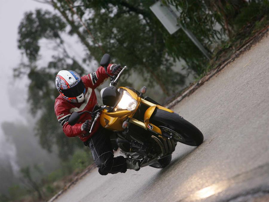 Riding the Honda Hornet in the wet