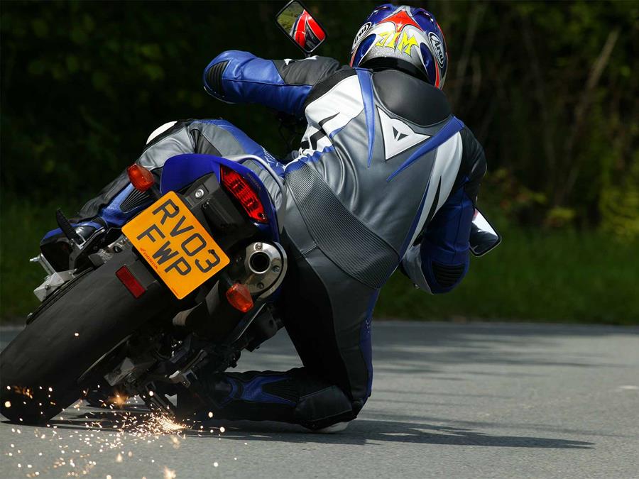 Knee down on the Honda CB600F Hornet