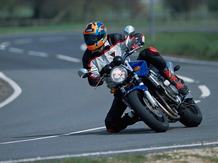 Cornering on the Honda CB900F Hornet