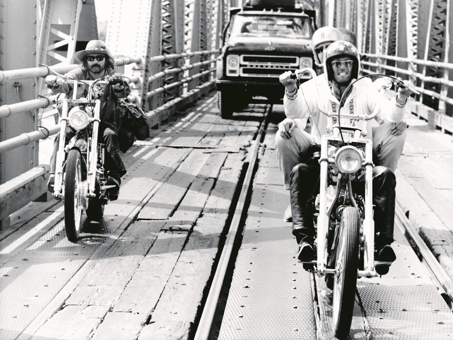 Peter Fonda and Dennis Hopper riding Captain America and Billy Bike Peter Fonda and Dennis Hopper riding Captain America and Billy Bike