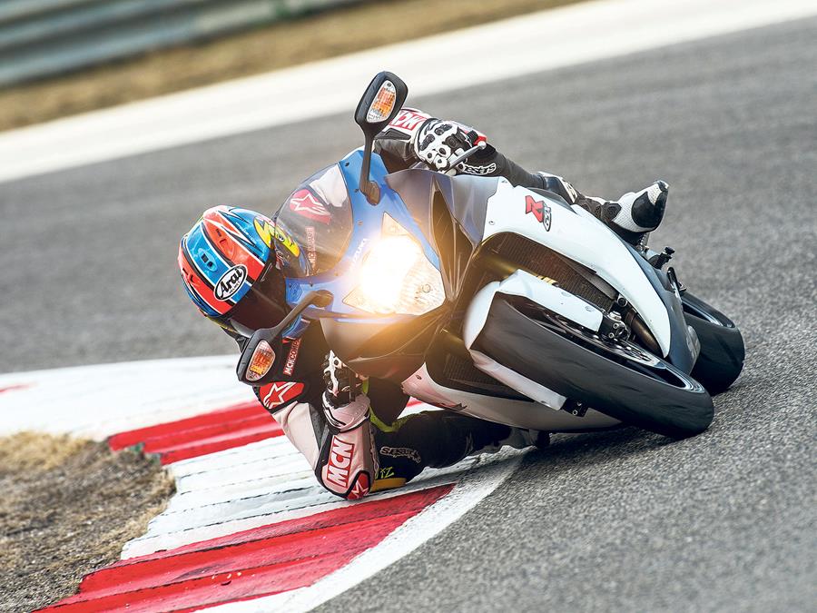 Suzuki GSX-R750 on track