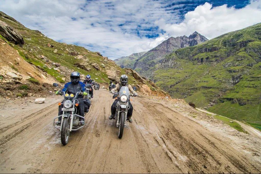 It was a team effort to get the Royal Enfield Himalayans throughthe Himalayas It was a team effort to get the Royal Enfield Himalayans throughthe Himalayas