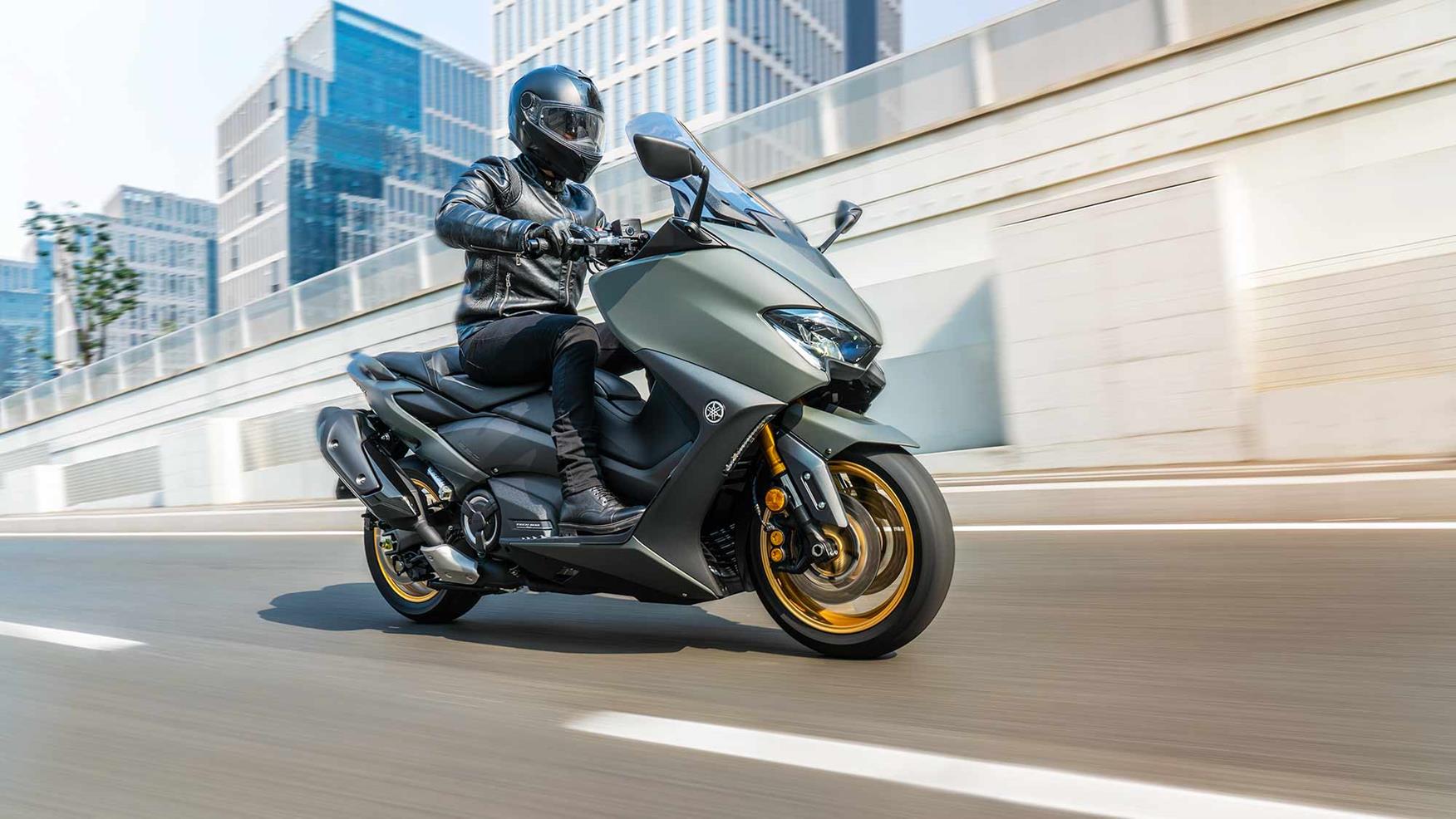 Yamaha TMAX Tech MAX inner-city riding Yamaha TMAX Tech MAX inner-city riding