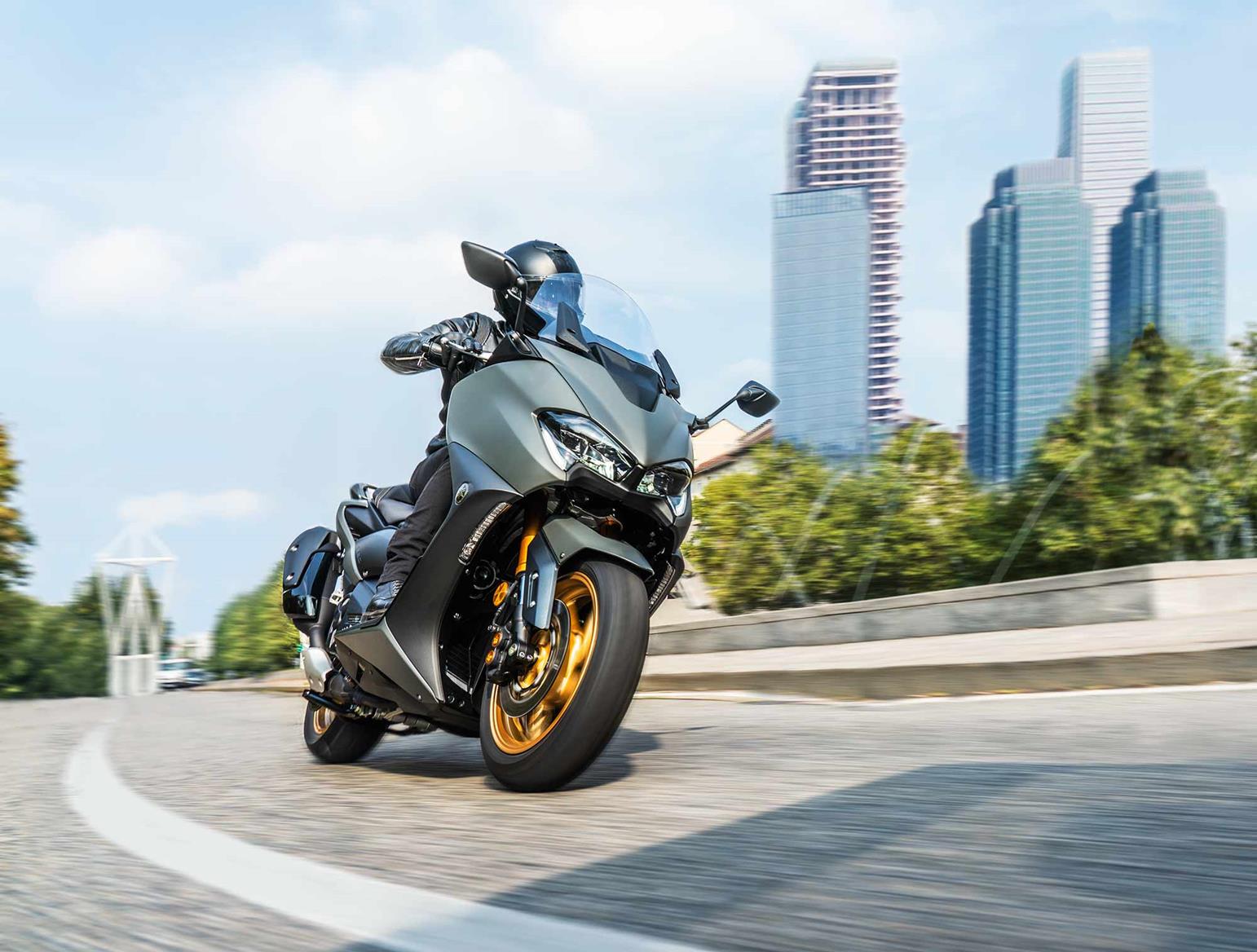 Yamaha TMAX Tech MAX riding Yamaha TMAX Tech MAX riding